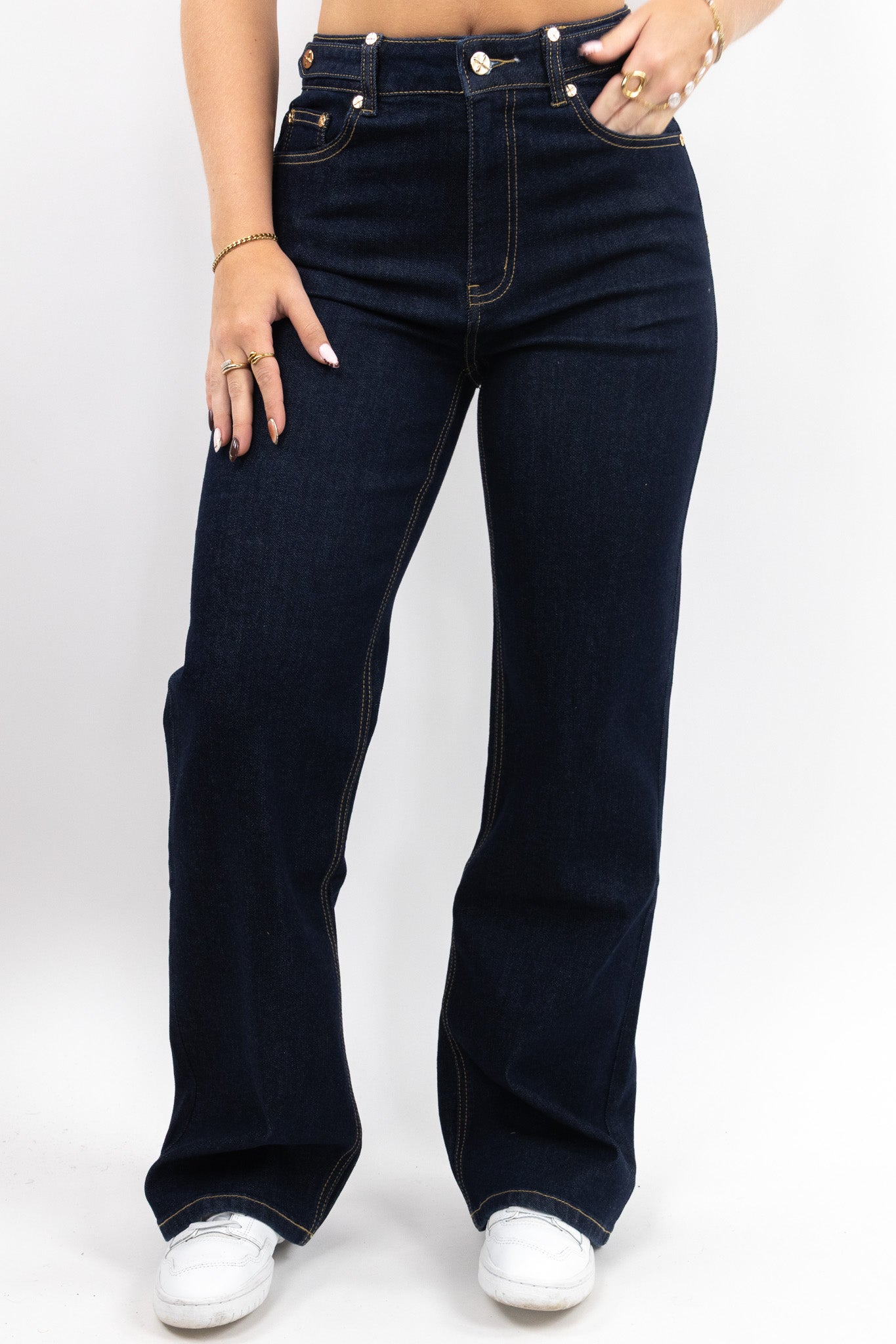 Mørke klassiske jeans med vide ben