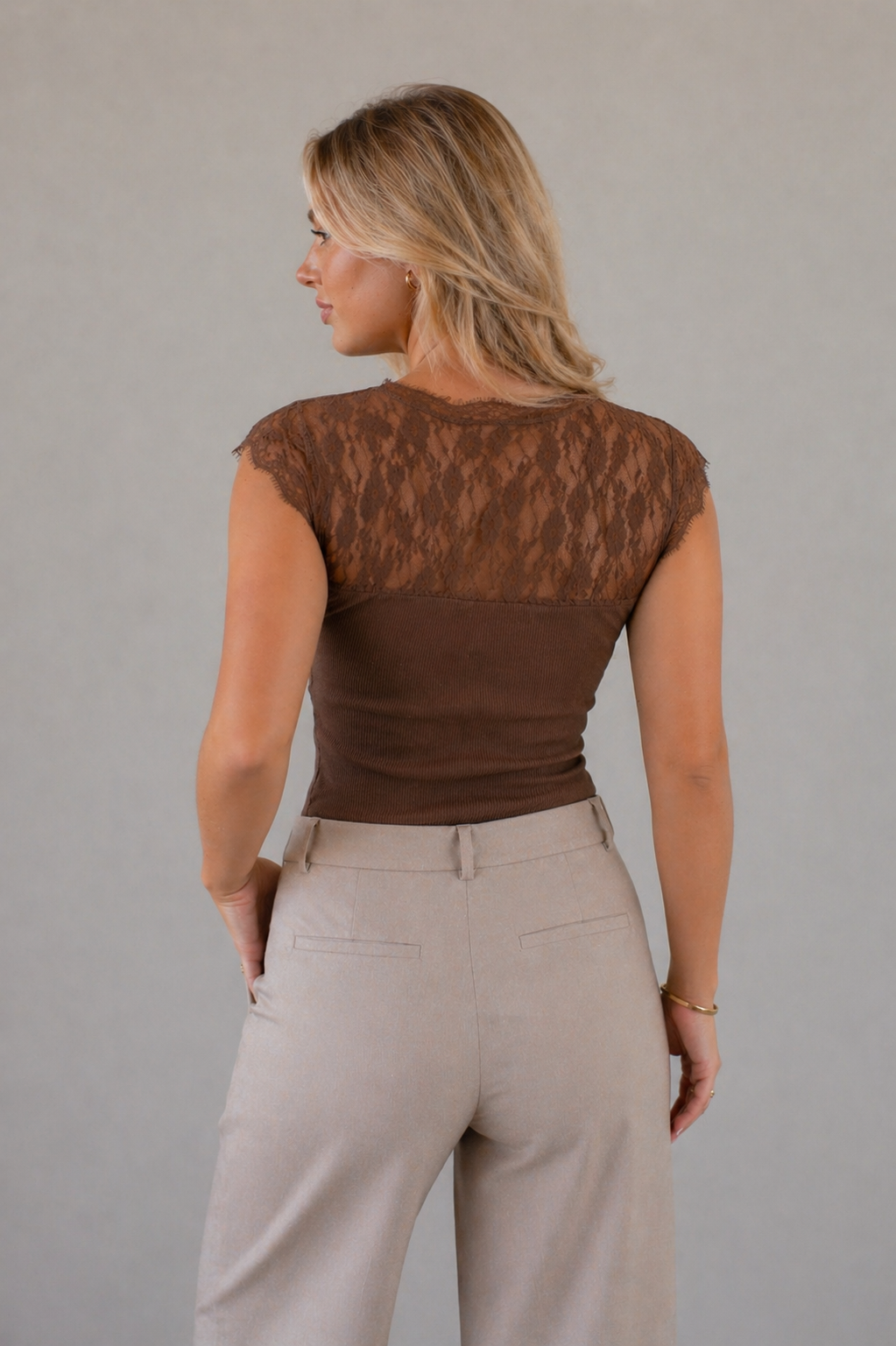 Top med blondedetaljer
