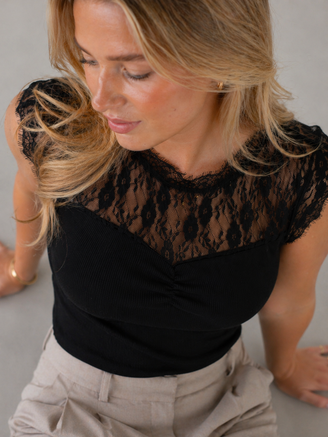 Top med blondedetaljer