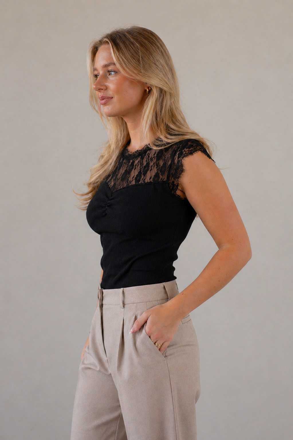 Top med blondedetaljer